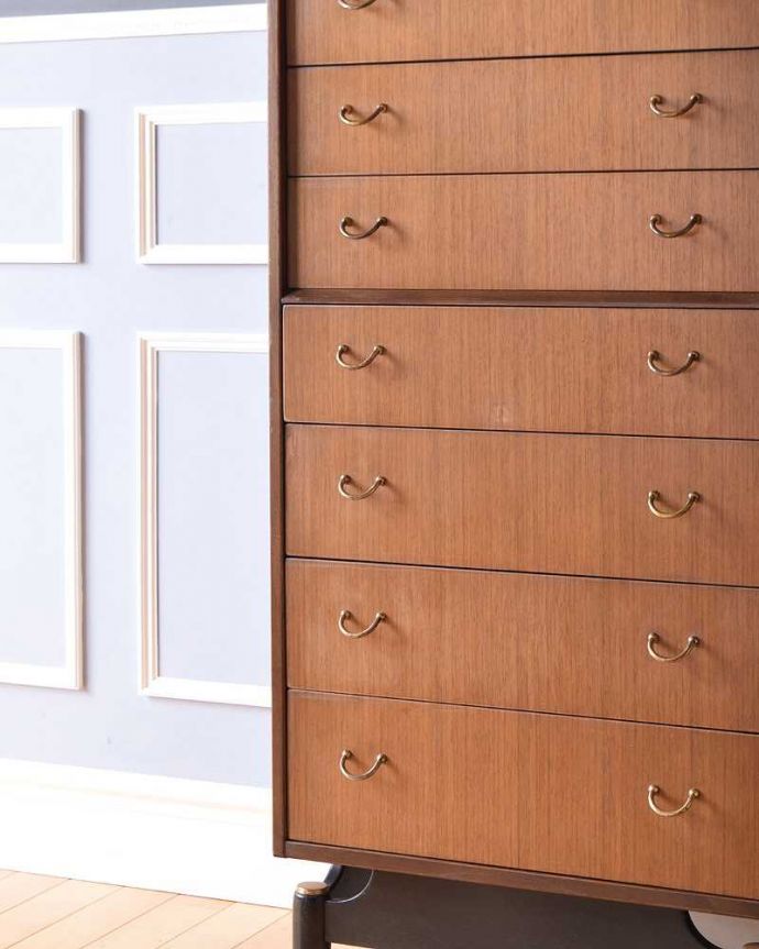 G-PLAN(Gプラン)　アンティーク家具　英国ヴィンテージ家具、かっこいいG-PLANのトラー＆ブラックのハイチェスト。見えない所もこだわっていますヴィンテージの家具は年代が若いので簡単な修復だけでも使えちゃうんだけれど、長く使って頂けるように、見えない部分もしっかりこだわって修復しています。(k-1945-f)