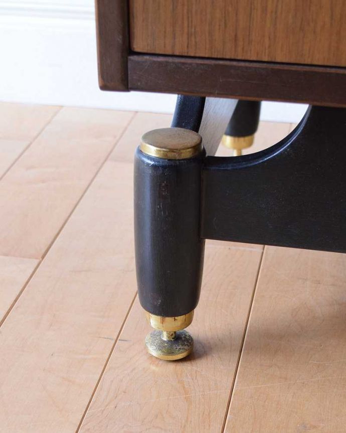 G-PLAN(Gプラン)　アンティーク家具　英国ヴィンテージ家具、かっこいいG-PLANのトラー＆ブラックのハイチェスト。女性1人でラクラク運べちゃう仕掛けHandleのアンティークは、脚の裏にフェルトキーパーをお付けしています。(k-1945-f)