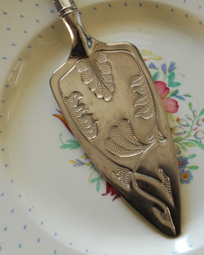 アンティーク 真鍮の雑貨 アンティーク雑貨 英国からの銀食器、アンティークシルバーのケーキサーバー。アンティークなので多少のキズ・汚れがある場合があります。(k-1946-z)