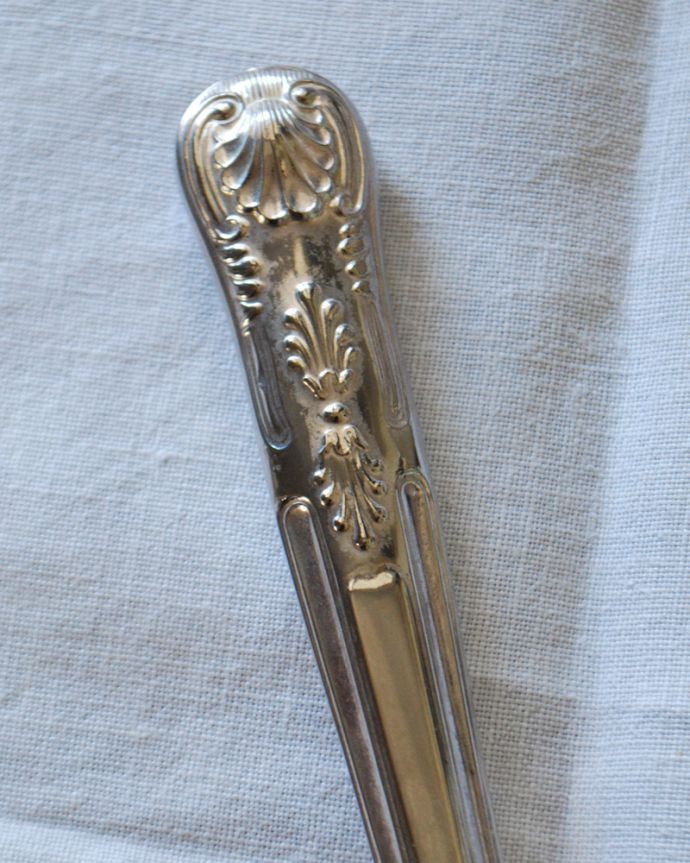 アンティーク 真鍮の雑貨 アンティーク雑貨 英国からの銀食器、アンティークシルバーのケーキサーバー。ハンドルの部分にも美しい装飾が付いています。(k-1946-z)
