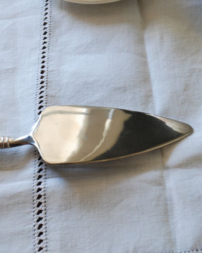 アンティーク 真鍮の雑貨 アンティーク雑貨 英国からの銀食器、アンティークシルバーのケーキサーバー。裏側です。(k-1946-z)