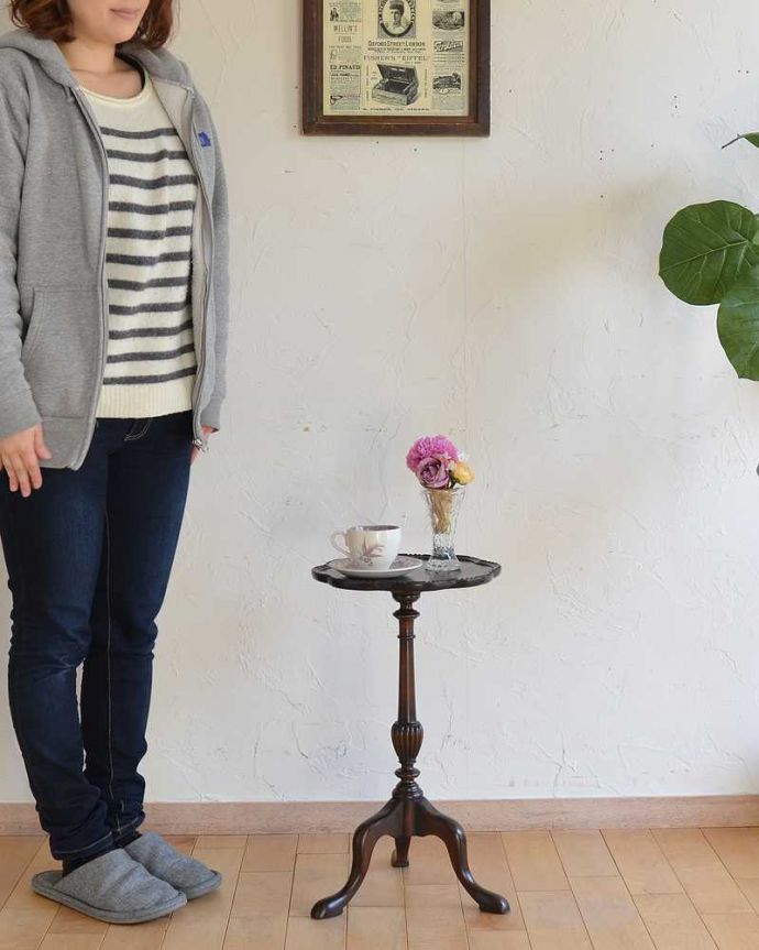 アンティークのテーブル　アンティーク家具　木製のイギリスアンティーク家具、お花の形をした天板が可愛いティーテーブル（オケージョナルテーブル）。移動もラクラク！どこでも使える小さなテーブル持ち運び便利なワインテーブル。(k-1947-f)