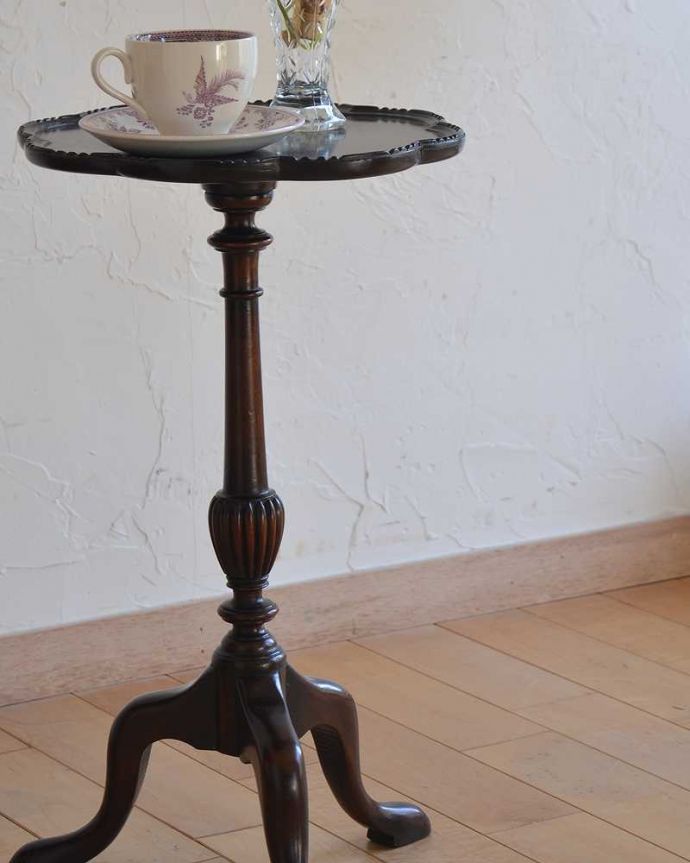 アンティークのテーブル　アンティーク家具　木製のイギリスアンティーク家具、お花の形をした天板が可愛いティーテーブル（オケージョナルテーブル）。小さくてもアンティークの気品タップリ。(k-1947-f)