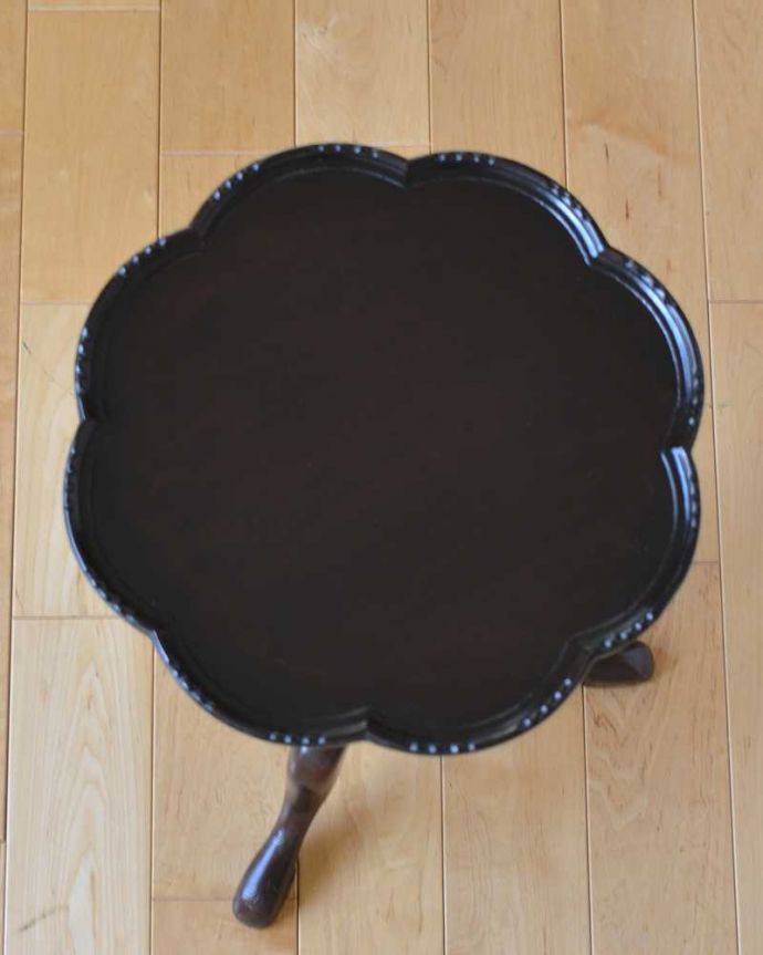 アンティークのテーブル　アンティーク家具　木製のイギリスアンティーク家具、お花の形をした天板が可愛いティーテーブル（オケージョナルテーブル）。天板を上から見ると･･･天板はこんな感じで、ちょっとしたものを乗せて使うのに便利なサイズです。(k-1947-f)