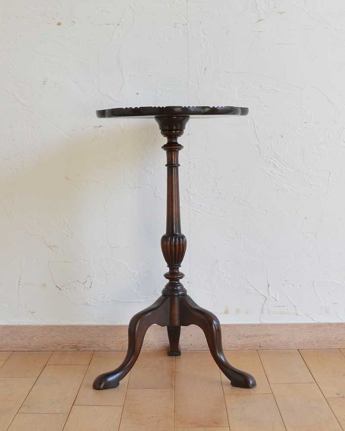 アンティークのテーブル　アンティーク家具　木製のイギリスアンティーク家具、お花の形をした天板が可愛いティーテーブル（オケージョナルテーブル）。優雅な横顔横から見るとこんな感じ。(k-1947-f)