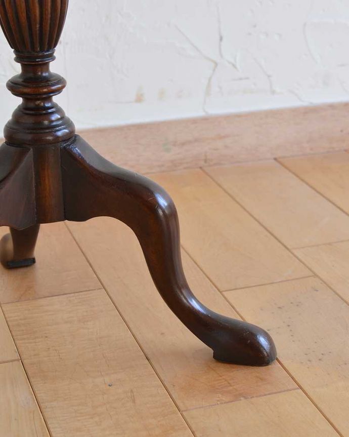 アンティークのテーブル　アンティーク家具　木製のイギリスアンティーク家具、お花の形をした天板が可愛いティーテーブル（オケージョナルテーブル）。Handleの家具の脚の裏には･･･床にキズが付かないよう脚の裏にフェルトキーパーを付けてお届けしています。(k-1947-f)