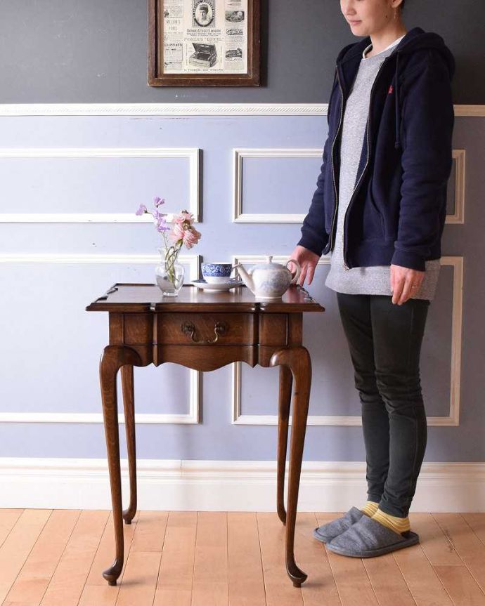 アンティークのテーブル　アンティーク家具　華やかな天板のカッティングが美しい、引出し付きのアンティークオケージョナルテーブル。どんな場所でも便利に使える小さなテーブルそもそも「便利に使える」と言う名前のオケージョナルテーブル。(k-1948-f)