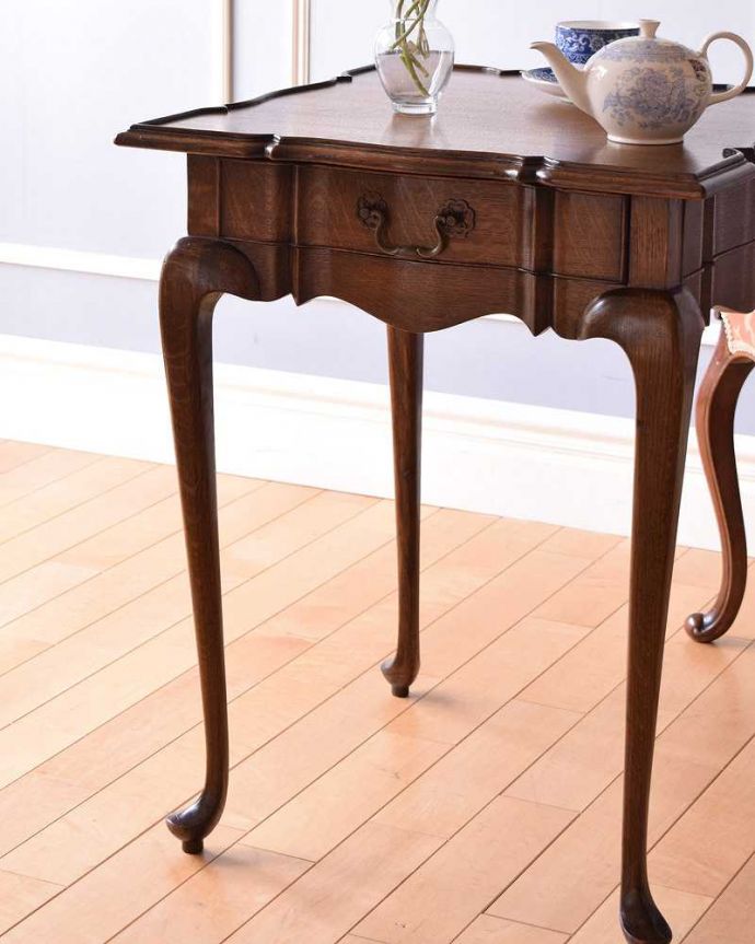 アンティークのテーブル　アンティーク家具　華やかな天板のカッティングが美しい、引出し付きのアンティークオケージョナルテーブル。しなやかに伸びる脚先に施された定番のデザイン優雅に伸びる脚の先に上品にあしらわれたパッドフット。(k-1948-f)