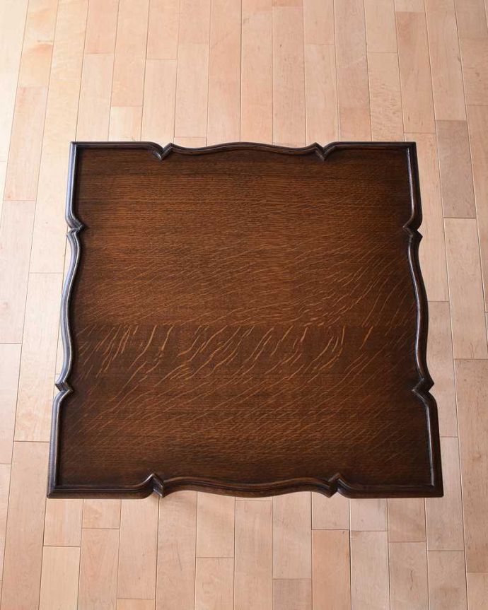 アンティークのテーブル　アンティーク家具　華やかな天板のカッティングが美しい、引出し付きのアンティークオケージョナルテーブル。専門の職人がキレイに修復しました。(k-1948-f)