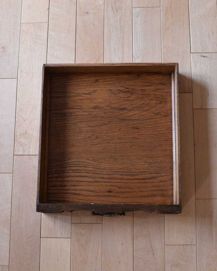 アンティークのテーブル　アンティーク家具　華やかな天板のカッティングが美しい、引出し付きのアンティークオケージョナルテーブル。引き出しの中もキレイですテーブルに付いた引き出しの中も、もちろん職人がキレイに修復しました。(k-1948-f)