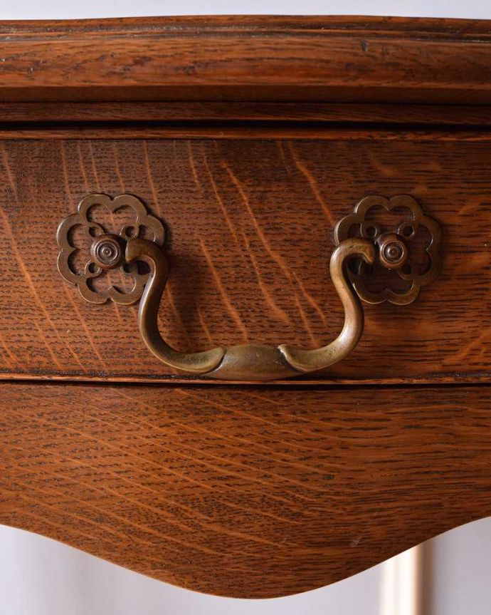 アンティークのテーブル　アンティーク家具　華やかな天板のカッティングが美しい、引出し付きのアンティークオケージョナルテーブル。開ける度にワクワクしちゃう取っ手取っ手もアンティークらしいデザインで素敵なんです。(k-1948-f)