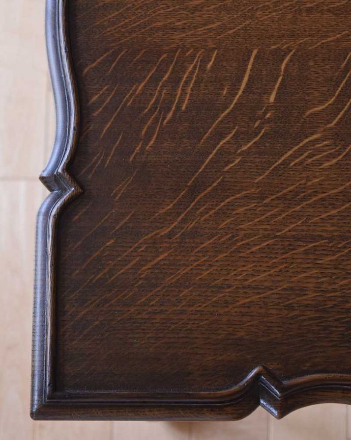 アンティークのテーブル　アンティーク家具　華やかな天板のカッティングが美しい、引出し付きのアンティークオケージョナルテーブル。天板を近づいて見てみると･･･近づいて見てみて下さい。(k-1948-f)