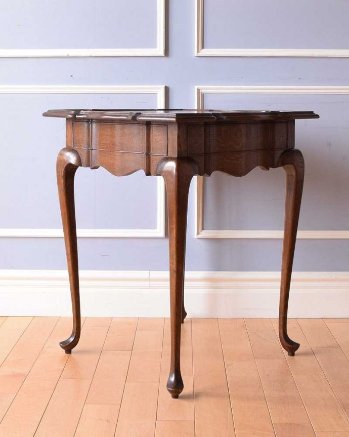 アンティークのテーブル　アンティーク家具　華やかな天板のカッティングが美しい、引出し付きのアンティークオケージョナルテーブル。さらにクルッと回転角度によって見え方が違うのも面白いところ。(k-1948-f)