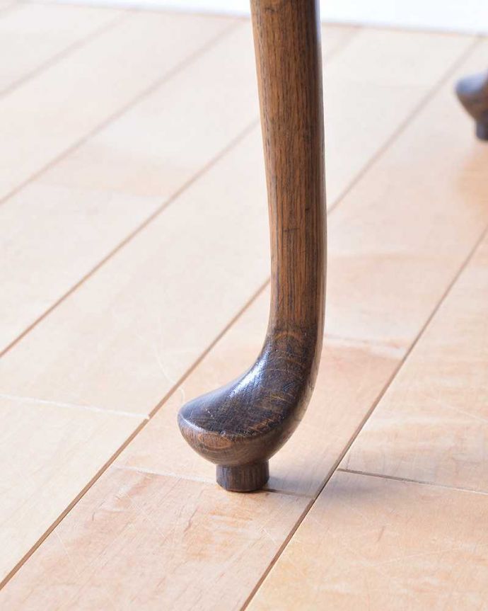 アンティークのテーブル　アンティーク家具　華やかな天板のカッティングが美しい、引出し付きのアンティークオケージョナルテーブル。持ち上げなくても大丈夫！Handleのアンティークは、脚の裏にフェルトキーパーをお付けしています。(k-1948-f)