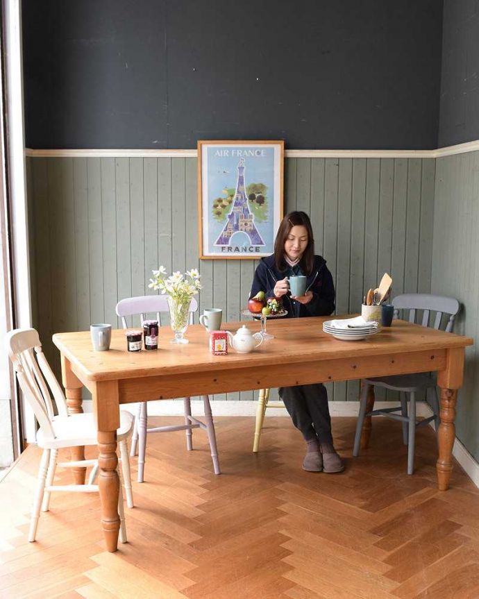 アンティークのテーブル アンティーク家具 イギリスのナチュラルなアンティーク家具、パイン材ダイニングテーブル。ほっこりとした表情に癒されますオールドパイン材のテーブルは、独特の木目が特長。(k-1949-f)