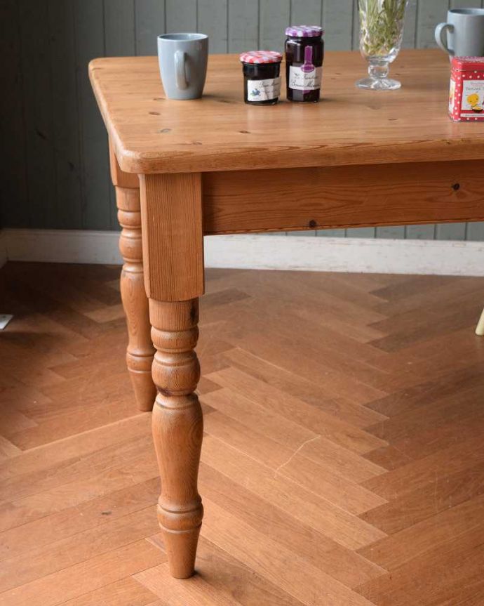 アンティークのテーブル アンティーク家具 イギリスのナチュラルなアンティーク家具、パイン材ダイニングテーブル。ポコポコっとした可愛らしい脚脚のデザインもぬくもりあるやさしいデザイン。(k-1949-f)