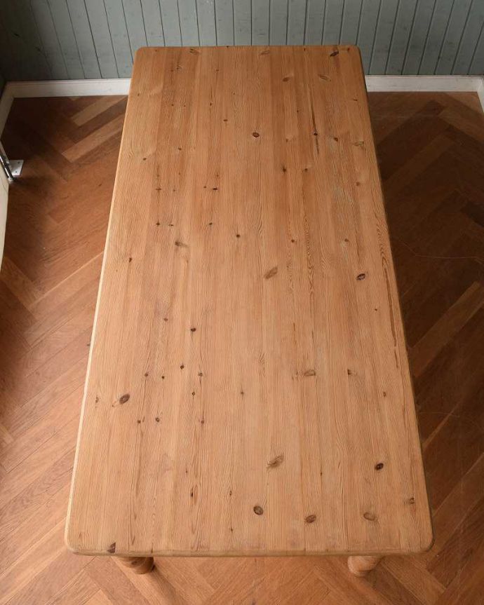 アンティークのテーブル アンティーク家具 イギリスのナチュラルなアンティーク家具、パイン材ダイニングテーブル。天板はキレイに修復しました。(k-1949-f)