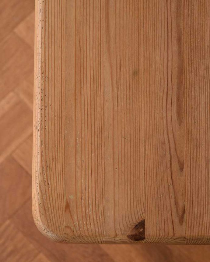 アンティークのテーブル アンティーク家具 イギリスのナチュラルなアンティーク家具、パイン材ダイニングテーブル。オールドパイン材だけが持つ・・・なんとも言えずあたたかい雰囲気。(k-1949-f)