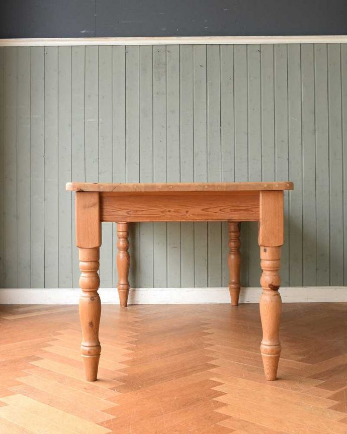 アンティークのテーブル アンティーク家具 イギリスのナチュラルなアンティーク家具、パイン材ダイニングテーブル。横から見てみると・・・テーブルを横から見るとこんな感じ。(k-1949-f)