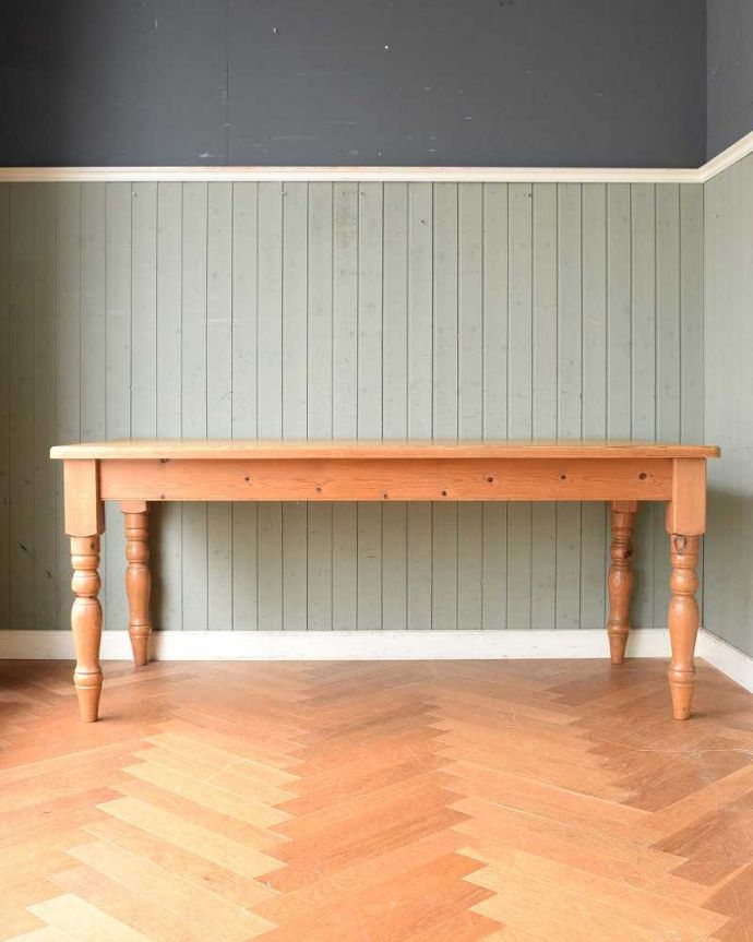 アンティークのテーブル アンティーク家具 イギリスのナチュラルなアンティーク家具、パイン材ダイニングテーブル。こっち側もキレイです!アンティークは新品ではないので、もちろん経年変化によるキズはありますが、専門の職人がきちんとお直しをしているので、180度どの角度もキレイです。(k-1949-f)