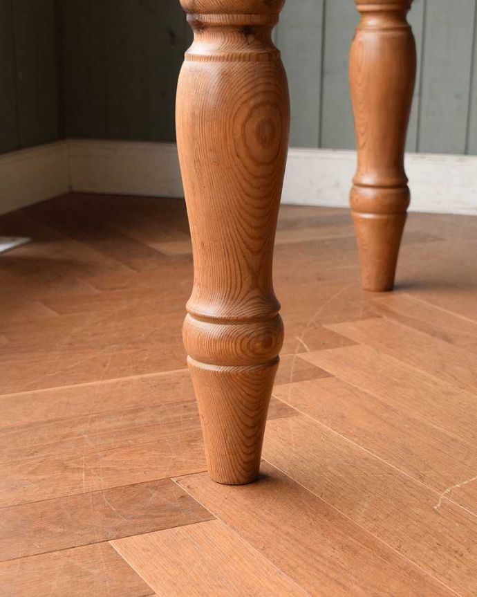 アンティークのテーブル アンティーク家具 イギリスのナチュラルなアンティーク家具、パイン材ダイニングテーブル。持ち上げなくても移動できます!Handleのアンティークは、脚の裏にフェルトキーパーをお付けしていますので、床を滑らせて簡単に移動が出来ます。(k-1949-f)