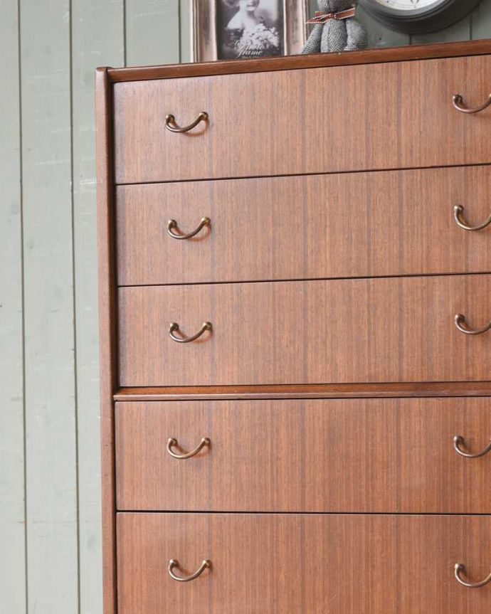 G-PLAN(Gプラン)　アンティーク家具　トラー＆ブラックのヴィンテージ家具、収納力バツグンのG-ＰＬＡＮのチェスト。見えない所もこだわっていますヴィンテージの家具は年代が若いので簡単な修復だけでも使えちゃうんだけれど、長く使って頂けるように、見えない部分もしっかりこだわって修復しています。(k-1950-f)