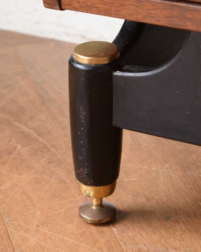 G-PLAN(Gプラン)　アンティーク家具　トラー＆ブラックのヴィンテージ家具、収納力バツグンのG-ＰＬＡＮのチェスト。女性1人でラクラク運べちゃう仕掛けHandleのアンティークは、脚の裏にフェルトキーパーをお付けしています。(k-1950-f)