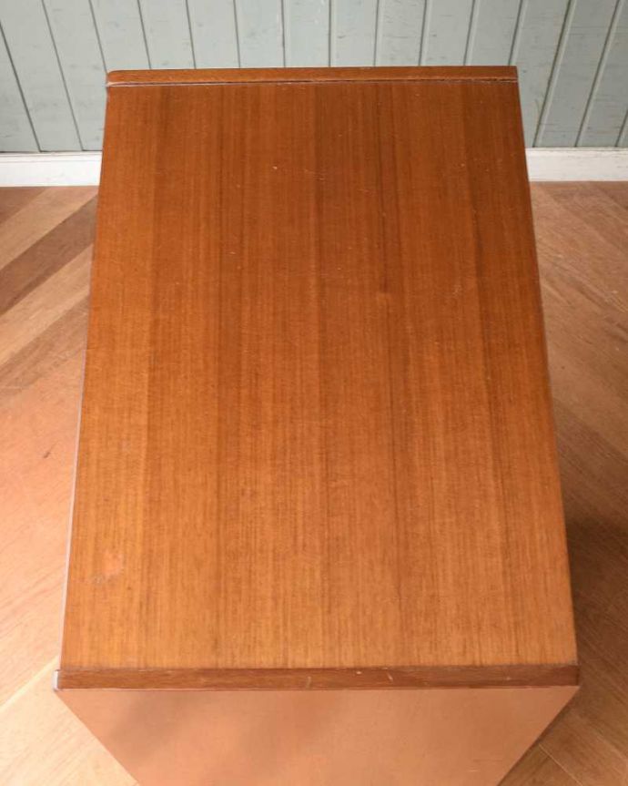 G-PLAN(Gプラン)　アンティーク家具　トラー＆ブラックのヴィンテージ家具、収納力バツグンのG-ＰＬＡＮのチェスト。上から見ると･･･天板はこんな感じです。(k-1950-f)