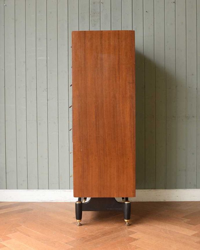 G-PLAN(Gプラン)　アンティーク家具　トラー＆ブラックのヴィンテージ家具、収納力バツグンのG-ＰＬＡＮのチェスト。横から見てもスッキリシンプルだからこそ、どこから見てもカッコいいようにしっかりお直ししました。(k-1950-f)