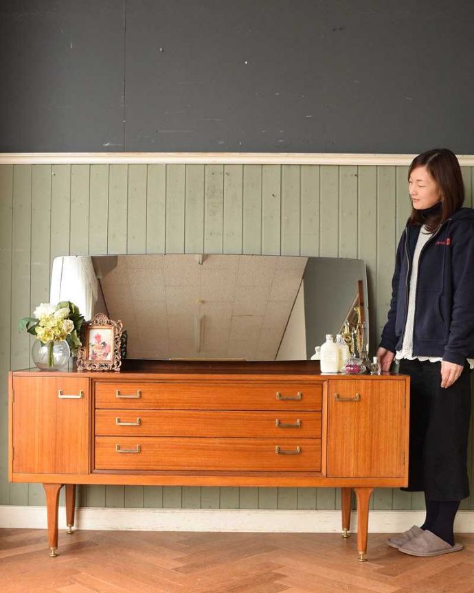 G-PLAN(Gプラン) アンティーク家具 北欧スタイルのミラー付きヴィンテージ家具、収納力抜群のG-PLANのドレッサー。クールに決まる北欧スタイルのドレッサースッキリとシンプルな北欧スタイルのドレッシングチェストは、どんなお部屋にもカッコよく似合います。(k-1951-f)