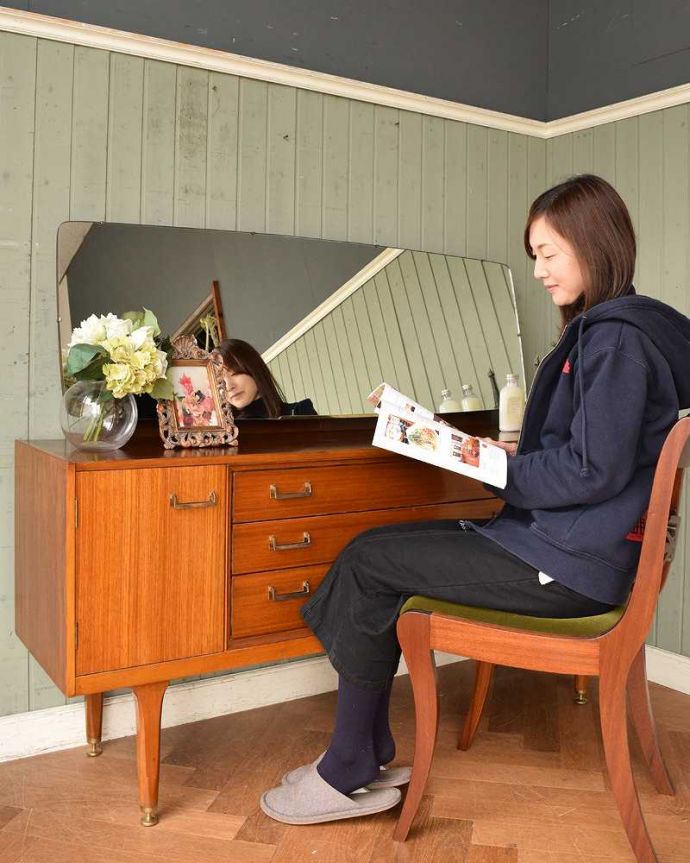 G-PLAN(Gプラン) アンティーク家具 北欧スタイルのミラー付きヴィンテージ家具、収納力抜群のG-PLANのドレッサー。2WAYで使える便利なドレッサー大きくて広々としている天板は、ドレッサーとして使うだけじゃなくてデスクとしても大活躍。(k-1951-f)