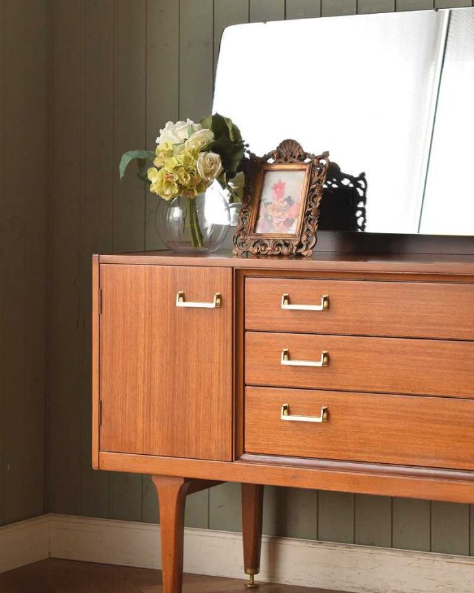 G-PLAN(Gプラン) アンティーク家具 北欧スタイルのミラー付きヴィンテージ家具、収納力抜群のG-PLANのドレッサー。ヴィンテージ家具らしいカッコよさやっぱり一番の魅力は、この時代に作られた独特の雰囲気。(k-1951-f)