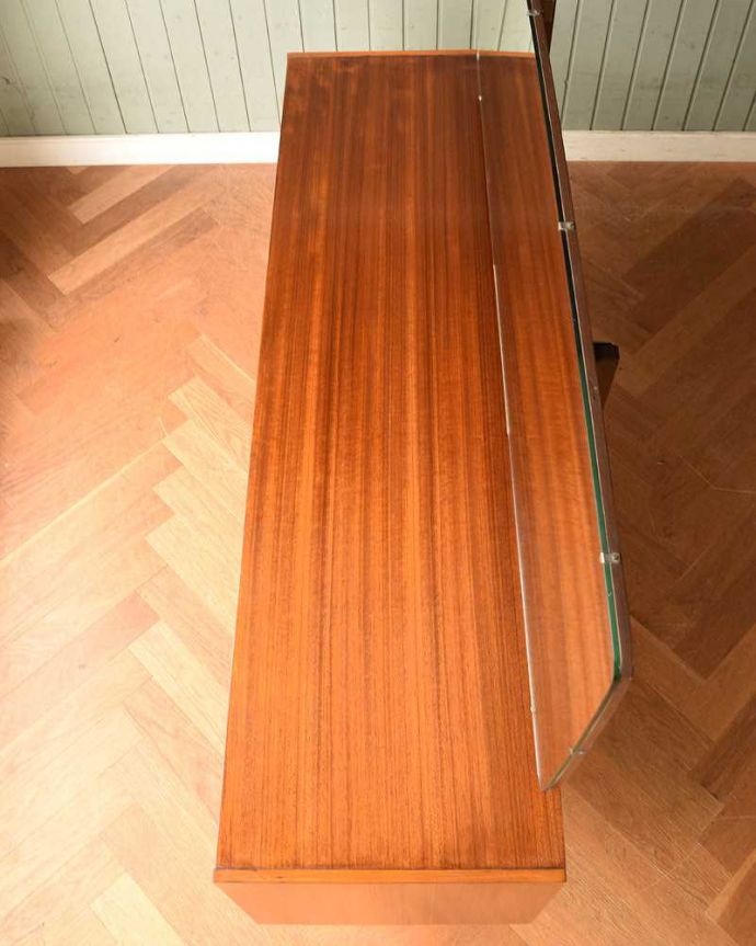 G-PLAN(Gプラン) アンティーク家具 北欧スタイルのミラー付きヴィンテージ家具、収納力抜群のG-PLANのドレッサー。デスクとしても使える広々天板広々とした天板の上はデスクとしても使えるように塗装もキレイに修復しました。(k-1951-f)