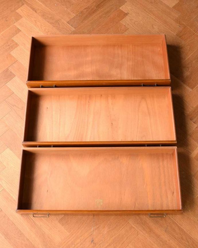 G-PLAN(Gプラン) アンティーク家具 北欧スタイルのミラー付きヴィンテージ家具、収納力抜群のG-PLANのドレッサー。引き出しの中もキレイに修復しました細々としたものを安心して収納していただけるよう引き出しの中もキレイにお直ししてあります。(k-1951-f)