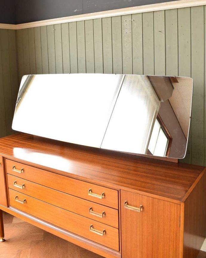 G-PLAN(Gプラン) アンティーク家具 北欧スタイルのミラー付きヴィンテージ家具、収納力抜群のG-PLANのドレッサー。お部屋を広く見せてくれる大きなミラー大きなミラーは身だしなみを整えるのはもちろん、お部屋を広く見せてくれる効果もあります。(k-1951-f)