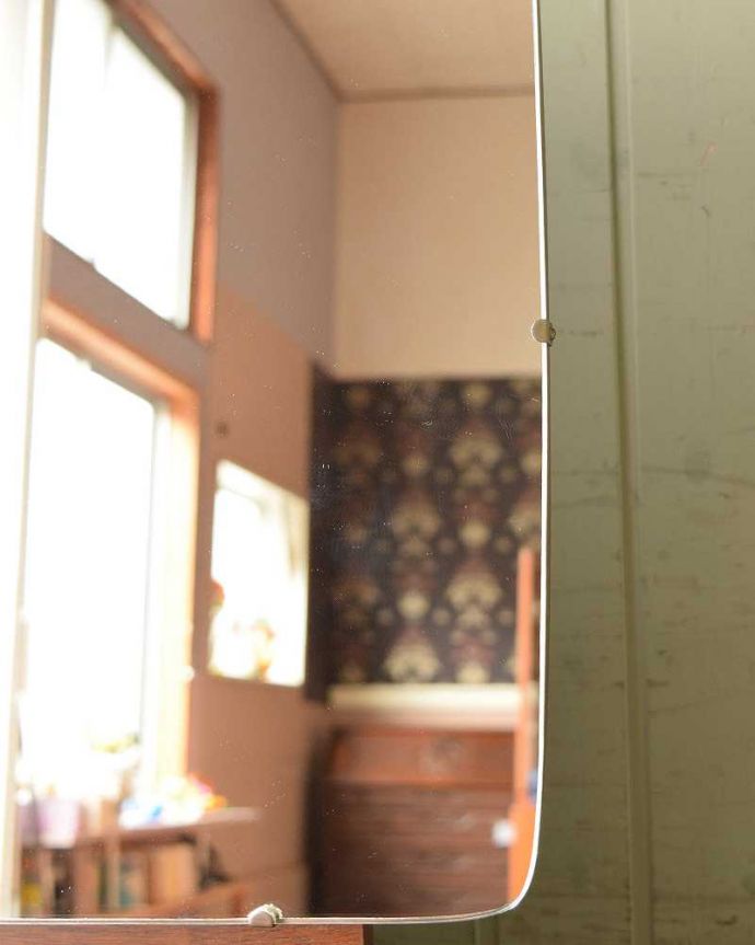 G-PLAN(Gプラン) アンティーク家具 北欧スタイルのミラー付きヴィンテージ家具、収納力抜群のG-PLANのドレッサー。近くで見ると・・・鏡がキレイな状態のものを選んできました。(k-1951-f)