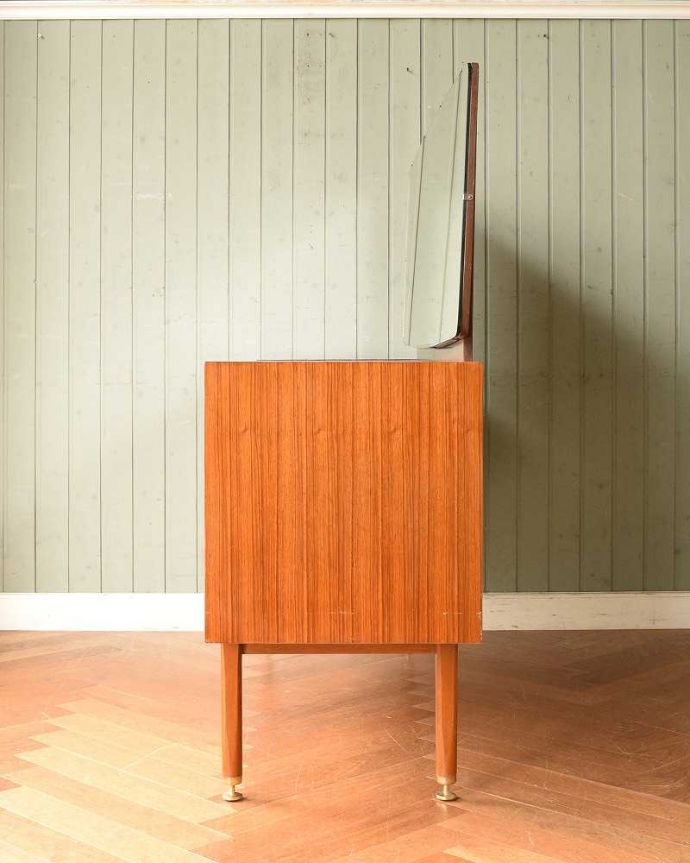 G-PLAN(Gプラン) アンティーク家具 北欧スタイルのミラー付きヴィンテージ家具、収納力抜群のG-PLANのドレッサー。横から見てもカッコいい北欧スタイルの家具は横から見てもクール。(k-1951-f)