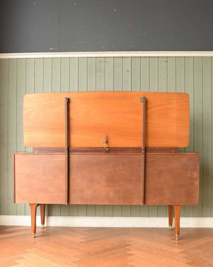 G-PLAN(Gプラン) アンティーク家具 北欧スタイルのミラー付きヴィンテージ家具、収納力抜群のG-PLANのドレッサー。後ろ姿もキレイです。(k-1951-f)