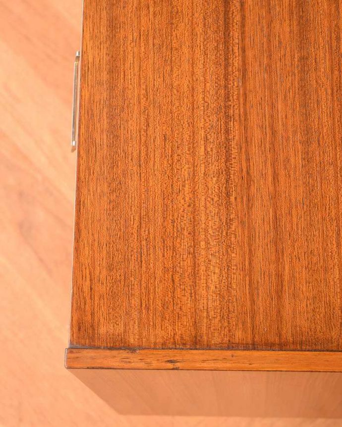 G-PLAN(Gプラン) アンティーク家具 北欧スタイルのミラー付きヴィンテージ家具、収納力抜群のG-PLANのドレッサー。天板の塗装もキレイに仕上げましたヴィンテージの家具は新品ではないのでキズや汚れはありますが、デスクとしても使えるように天板もしっかりキレイに修復しました。(k-1951-f)