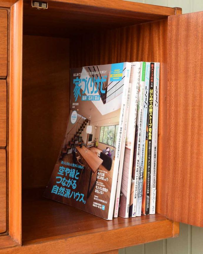 G-PLAN(Gプラン) アンティーク家具 北欧スタイルのミラー付きヴィンテージ家具、収納力抜群のG-PLANのドレッサー。扉の中は収納たっぷりA4サイズの雑誌までしっかり収納出来ちゃう大きさ。(k-1951-f)