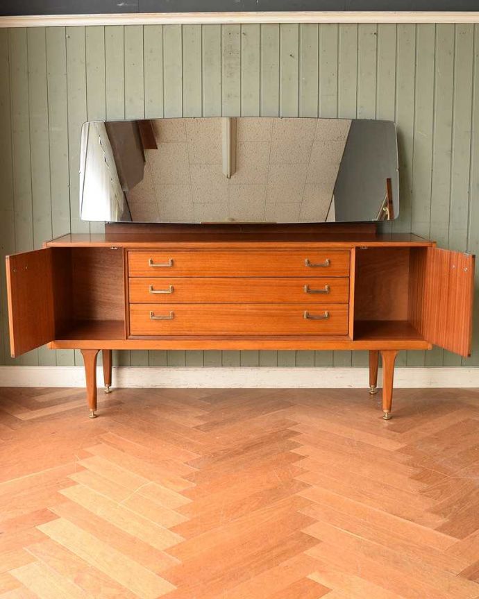 G-PLAN(Gプラン) アンティーク家具 北欧スタイルのミラー付きヴィンテージ家具、収納力抜群のG-PLANのドレッサー。扉を開けて中を見ると・・・扉の中は職人が修復して、こんな感じにキレイに仕上げました。(k-1951-f)