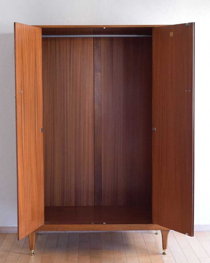 G-PLAN(Gプラン)　アンティーク家具　G-PLANから初登場！とってもめずらしいヴィンテージのワードローブ（２枚扉）。扉を開けて中を見ると･･･こんな感じで、たっぷり収納できます。(k-1952-f)