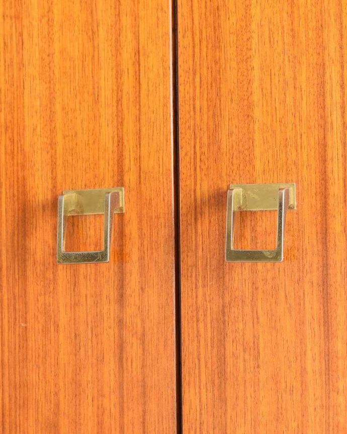 G-PLAN(Gプラン)　アンティーク家具　G-PLANから初登場！とってもめずらしいヴィンテージのワードローブ（２枚扉）。クールに決まるオシャレな取っ手取っ手のデザインもカッコいい！こんなところがアンティークらしさです。(k-1952-f)