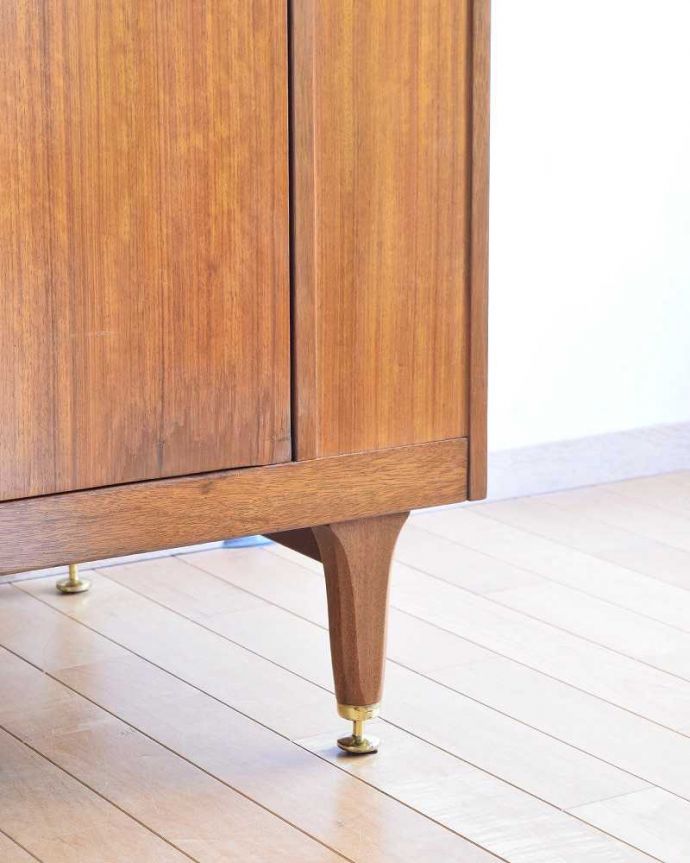 G-PLAN(Gプラン)　アンティーク家具　G-PLANから初登場！とってもめずらしいヴィンテージのワードローブ（２枚扉）。女性でも運べちゃう理由は･･･Handleのアンティークは、脚の裏にフェルトキーパーをお付けしていますので、重い家具でも床を滑らせて移動出来ます。(k-1952-f)