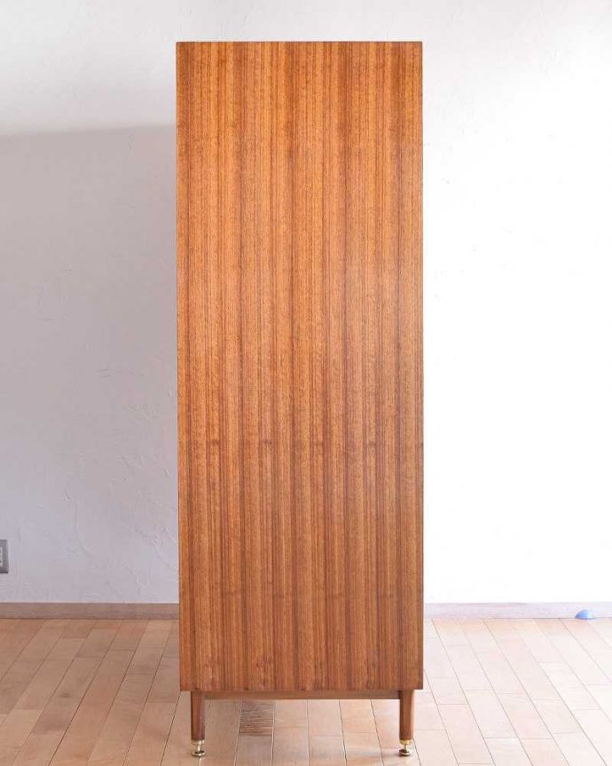 G-PLAN(Gプラン)　アンティーク家具　G-PLANから初登場！とってもめずらしいヴィンテージのワードローブ（２枚扉）。横から見た姿もステキ正面だけじゃなく横から見るとこんな感じです。(k-1952-f)