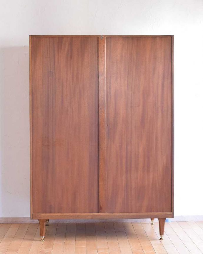 G-PLAN(Gプラン)　アンティーク家具　G-PLANから初登場！とってもめずらしいヴィンテージのワードローブ（２枚扉）。実は後ろ姿もキレイなんです。(k-1952-f)