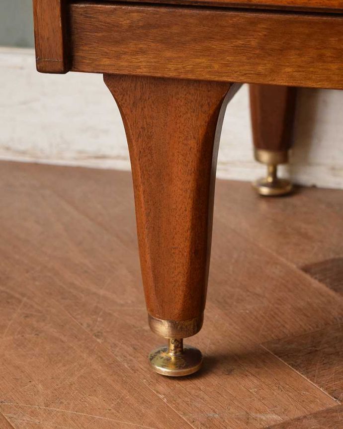 G-PLAN(Gプラン)　アンティーク家具　Gプランの北欧テイストのインテリア、引き出したっぷりのチェスト。女性1人でラクラク運べちゃう仕掛けHandleのアンティークは、脚の裏にフェルトキーパーをお付けしています。(k-1953-f)