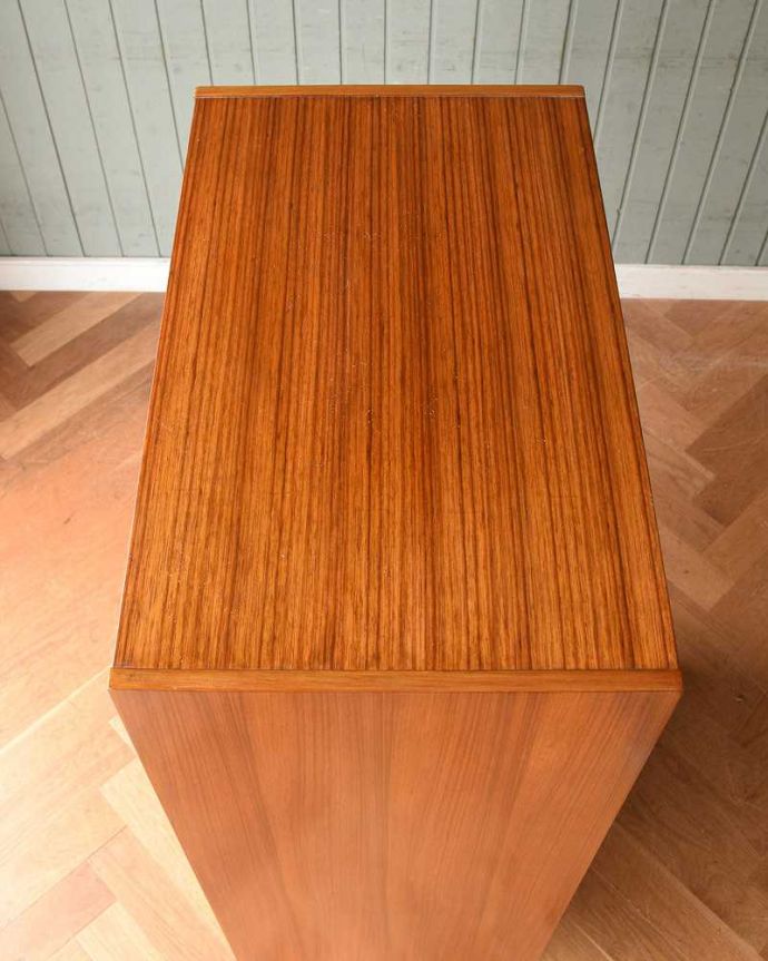 G-PLAN(Gプラン)　アンティーク家具　Gプランの北欧テイストのインテリア、引き出したっぷりのチェスト。上から見ると･･･天板はこんな感じです。(k-1953-f)