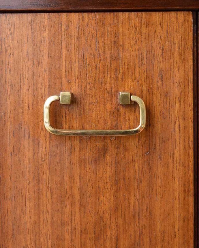 G-PLAN(Gプラン)　アンティーク家具　イギリス輸入のG-ＰＬＡＮ、ヴィンテージサイドボード（トラー＆ブラック）。扉の木目があたたかさを演出クールなデザインなのに、なんだかほっとするあたたかさ。(k-1954-f)