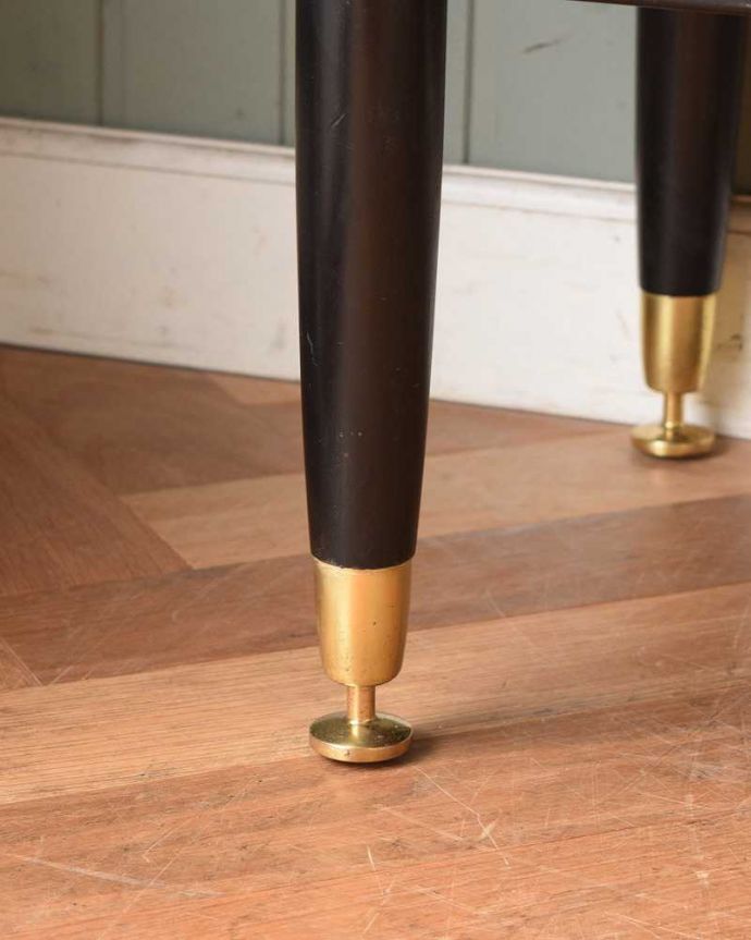 G-PLAN(Gプラン)　アンティーク家具　イギリス輸入のG-ＰＬＡＮ、ヴィンテージサイドボード（トラー＆ブラック）。スッキリとした脚の裏には…Handleの家具の脚裏にはフェルトキーパーをお付けしています。(k-1954-f)